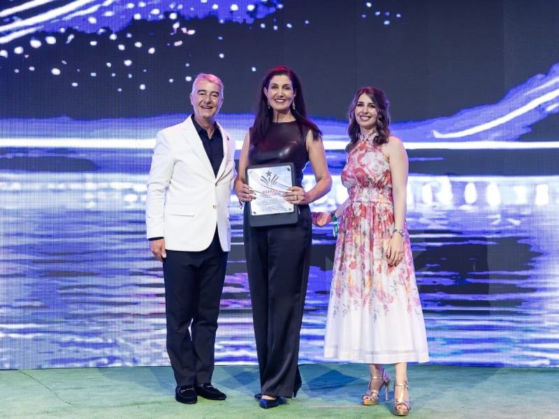 Olga Varajão premiada em palco pela RE/MAX