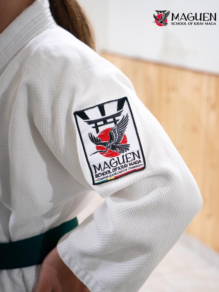 Emblema da Maguen School of Krav Maga na manga de um quimono