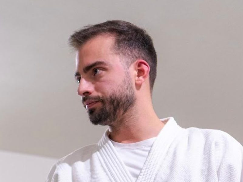 Ricardo Milhazes, de quimono, na sala da Terminal