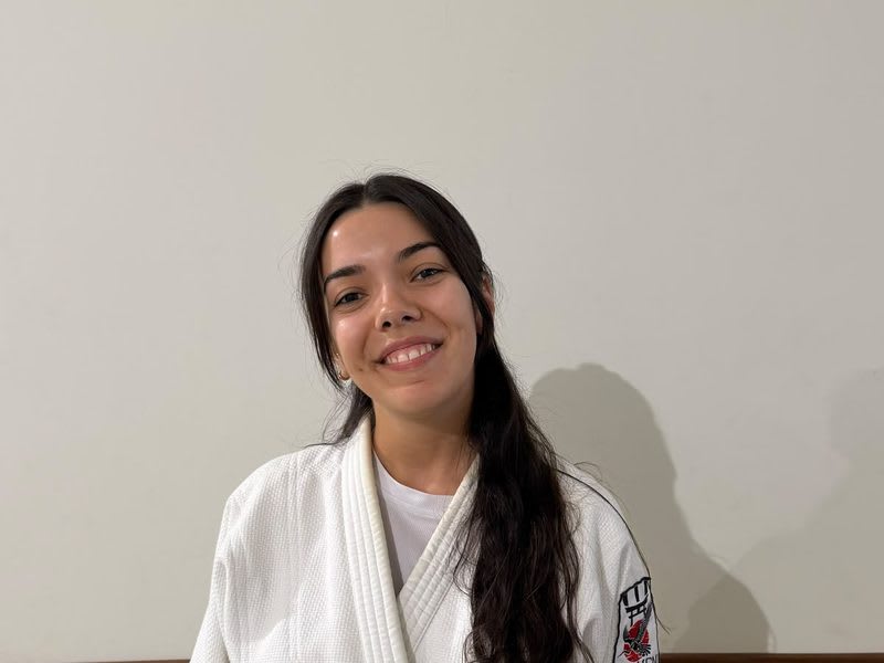 Sofia Parente, de quimono e cinto preto, a sorrir na sala da Terminal