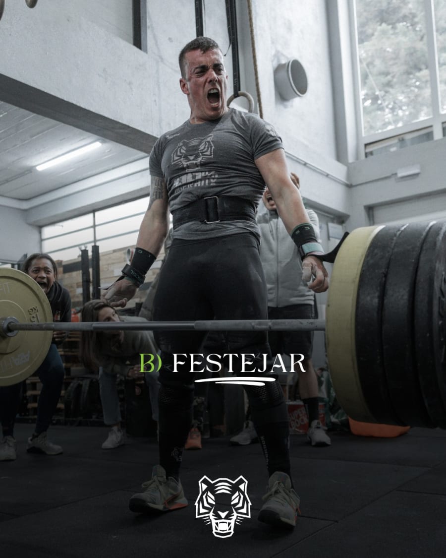 Atleta em plena série de levantamento