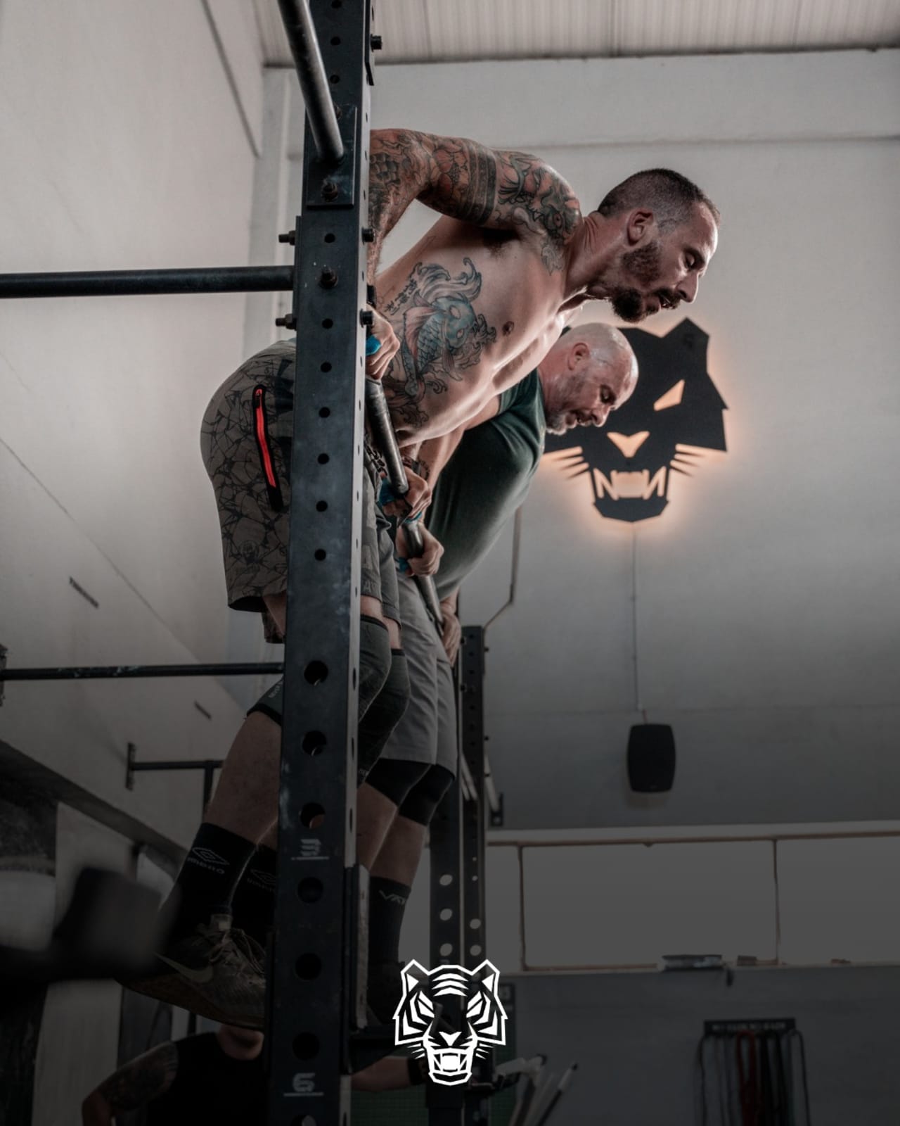 Atletas a treinar nas barras da TigerBox