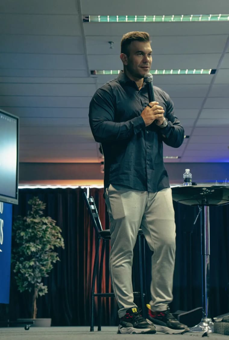 Dr. Rodrigo Schröder de pé no palco, falando ao microfone