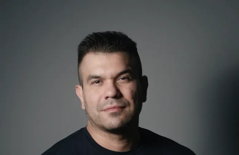 Dr. Rodrigo Schröder em retrato de estúdio, de camiseta preta, olhando para a câmera