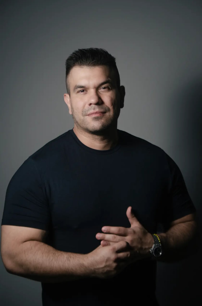 Dr. Rodrigo Schröder em retrato de estúdio, de camiseta preta, olhando para a câmera