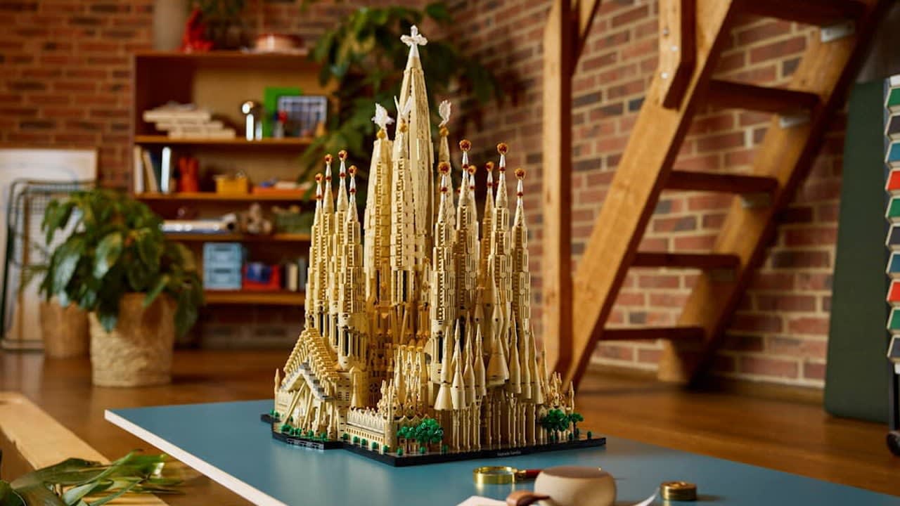 LEGO выпустила рекордный набор храма Святого Семейства из 12 060 деталей