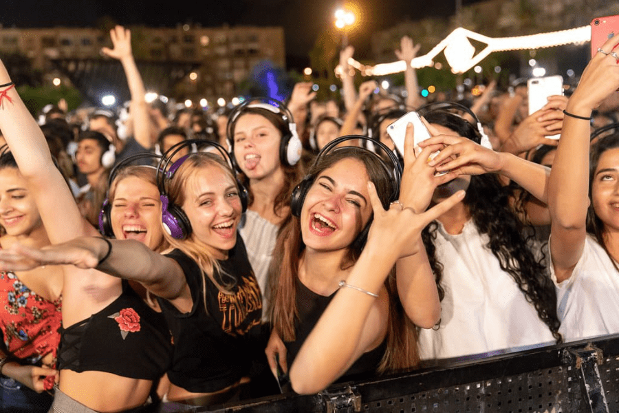 מסיבת אוזניות מחוץ לקופסא - תמונה