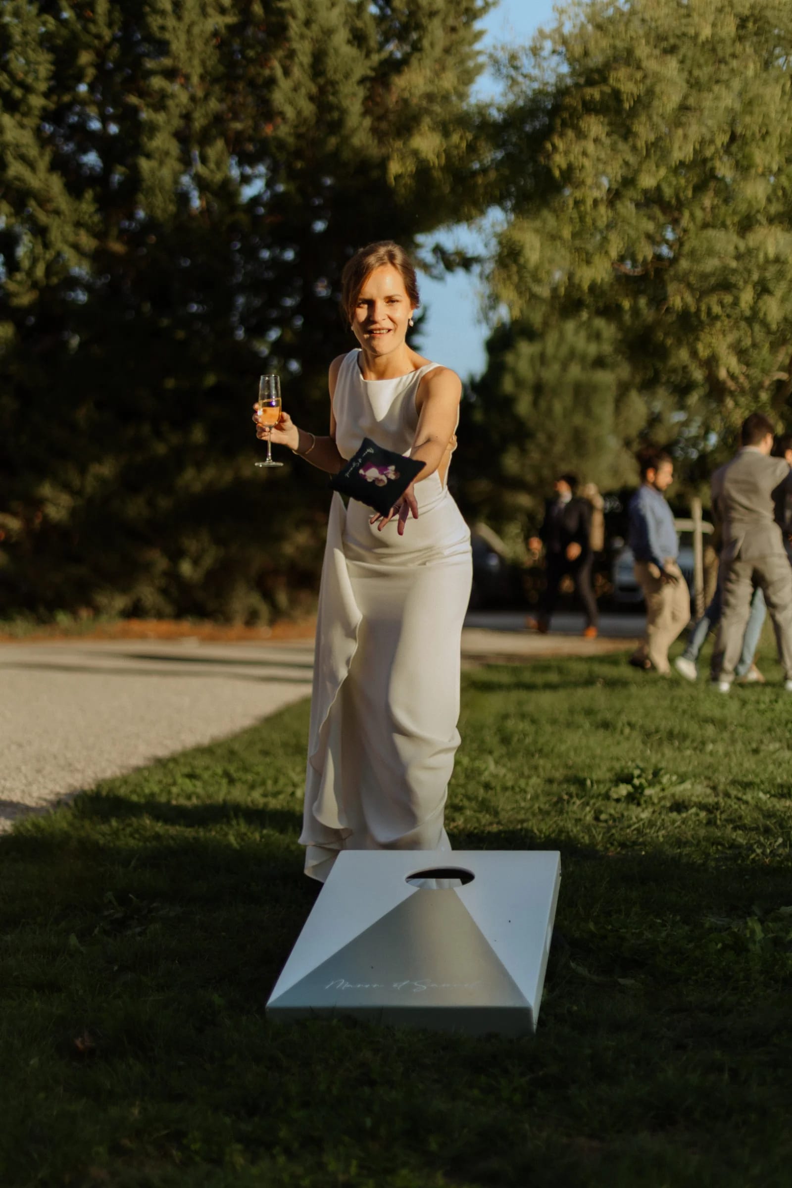 La mariée joue au cornhole