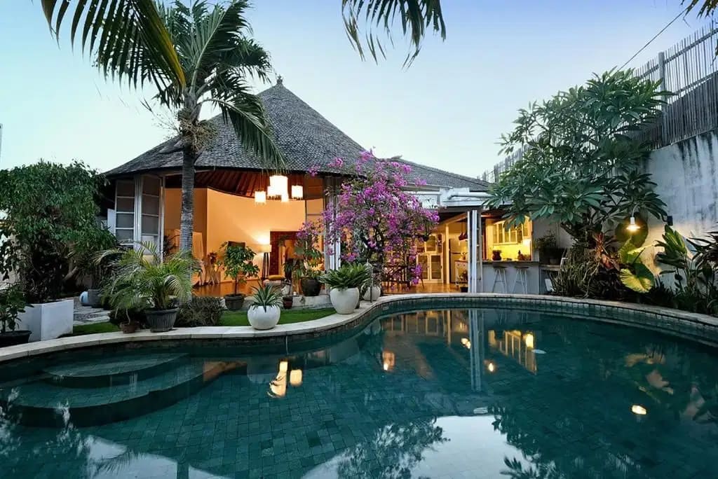 Villa 4 Kamar Tidur Lokasi di dekat Pantai Berawa Canggu - Image 1 of 10