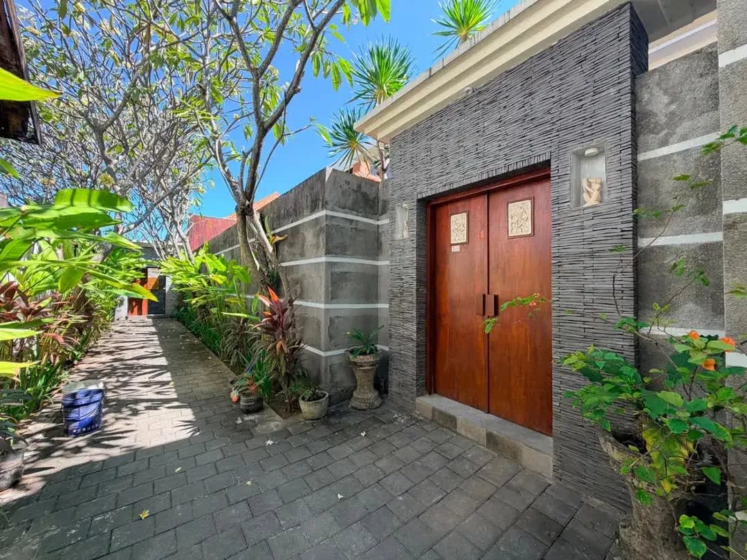 VILLA MODERN DI PUSAT KERAMAIAN PETITENGET, SEMINYAK - Image 1 of 10