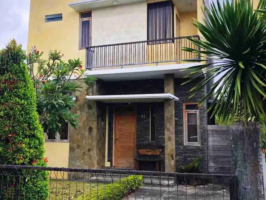 Jual Rumah 2lt dengan Halaman Luas Lokasi perumahan di Pemogan Denpasar Selatan Dekat dengan Bandara.rg - Image 1 of 10