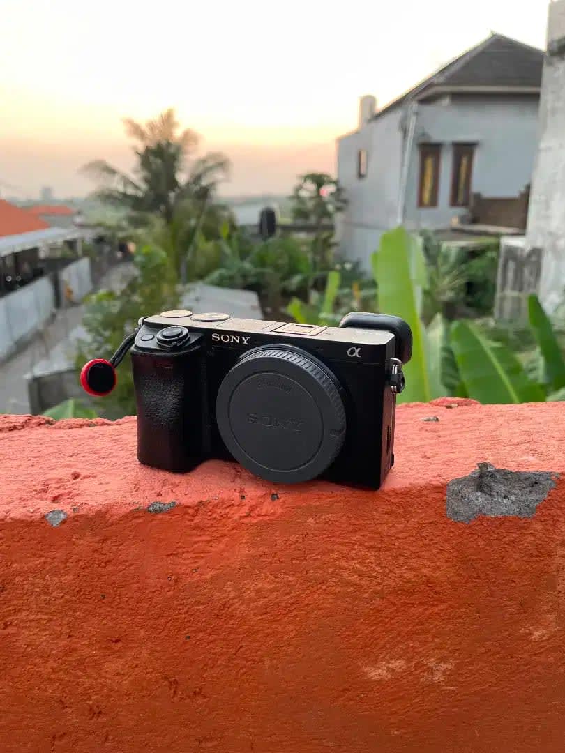 Dijual Sony A6400 + Sony 18-135mm OSS - Image 1 of 8