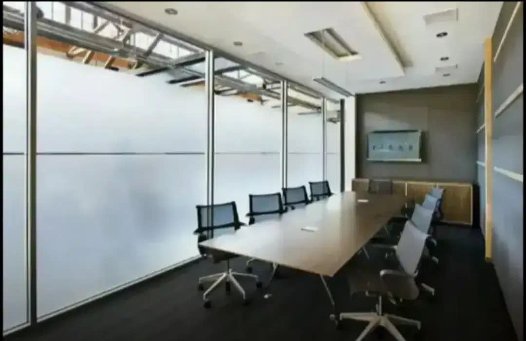 Ruangan kantor yang sukses yang dipasang stiker sanblas kaca film - Image 1 of 1