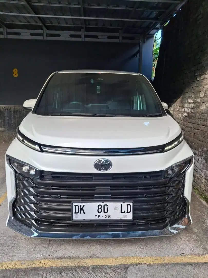 Jual Toyota Voxy 2.0 NIK 2023 Putih Metalik Very Low KM (ISTIMEWA) - Image 1 of 5