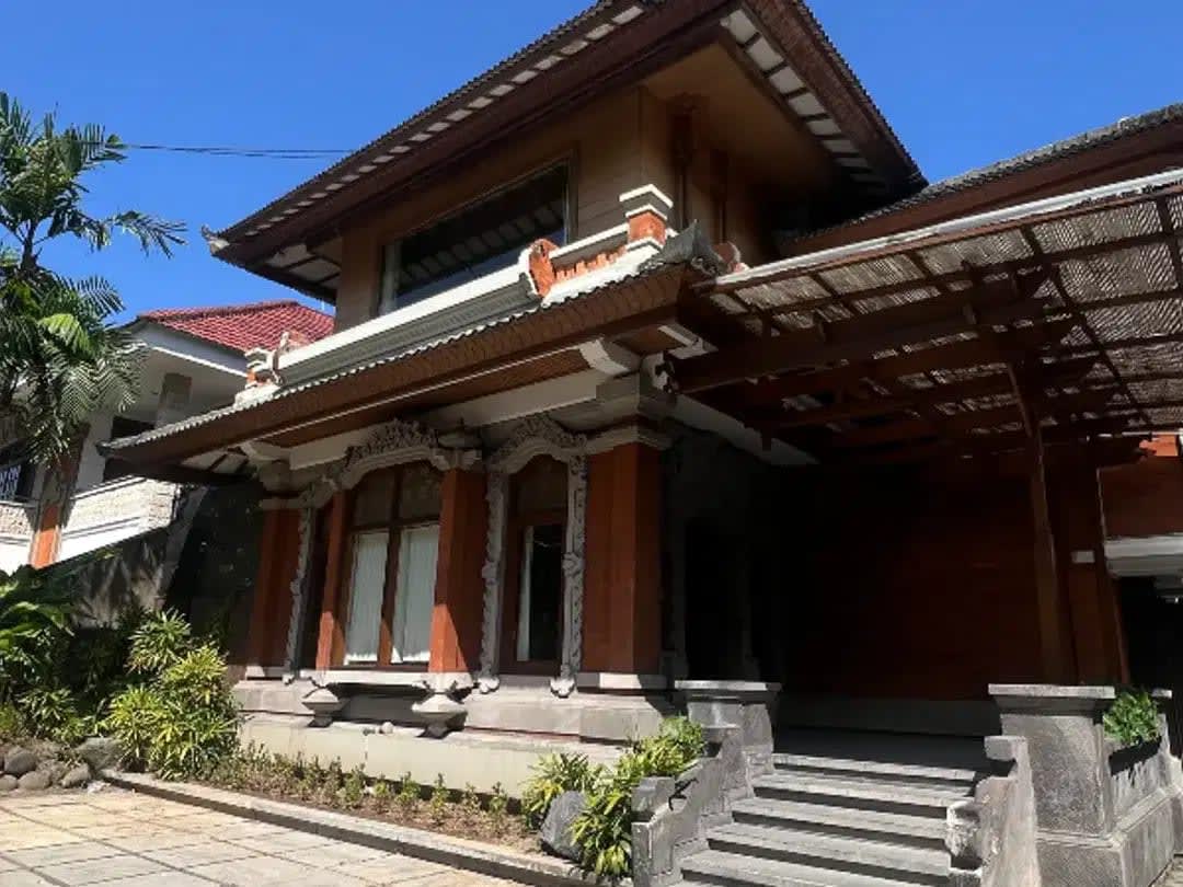 RUMAH LOKASI STRATEGIS TENGAH KOTA DI RAYA PUPUTAN RENON DENPASAR - Image 1 of 9