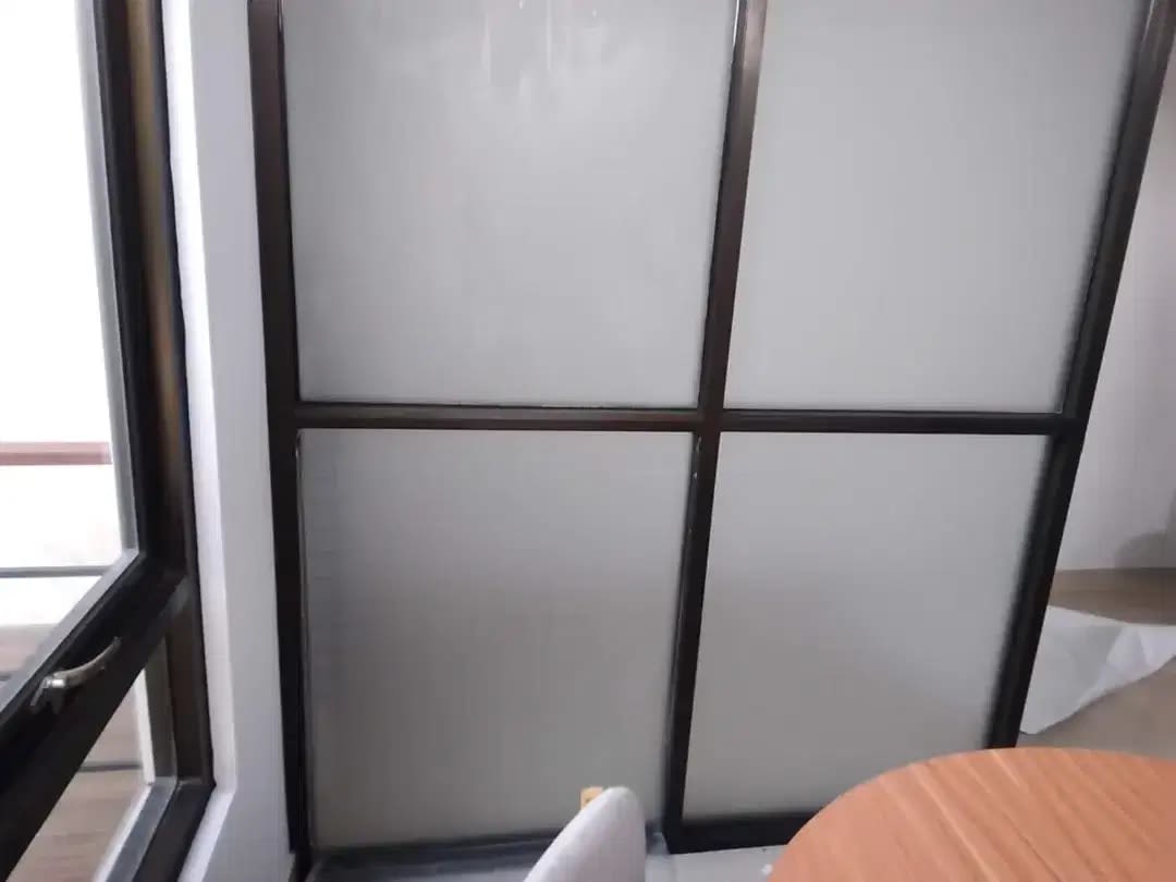 Mengganti stiker sanblas kaca film yg Lama dg yg baru serahkan pd kami - Image 1 of 1