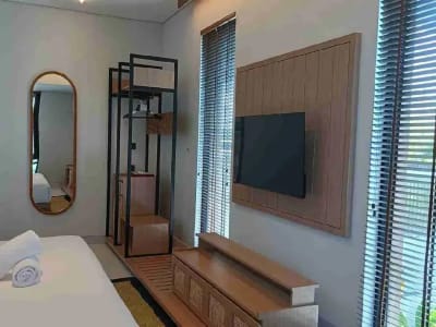VILLA 4 BR CUMA 5 MENIT KE FINNS BEACH CLUB DAN KE PANTAI DI BATUBOLONG - Thumbnail 5