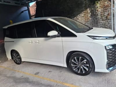 Jual Toyota Voxy 2.0 NIK 2023 Putih Metalik Very Low KM (ISTIMEWA) - Thumbnail 2