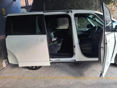 Jual Toyota Voxy 2.0 NIK 2023 Putih Metalik Very Low KM (ISTIMEWA) - Thumbnail 3