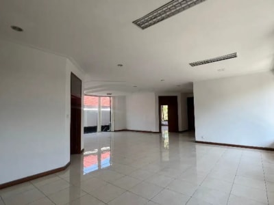RUMAH LOKASI STRATEGIS TENGAH KOTA DI RAYA PUPUTAN RENON DENPASAR - Thumbnail 4
