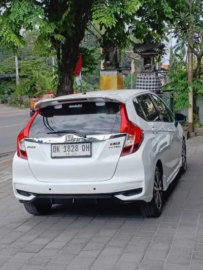 HONDA JAZZ RS AT MODEL BARU LOW KM SIAP PAKAI - Thumbnail 3