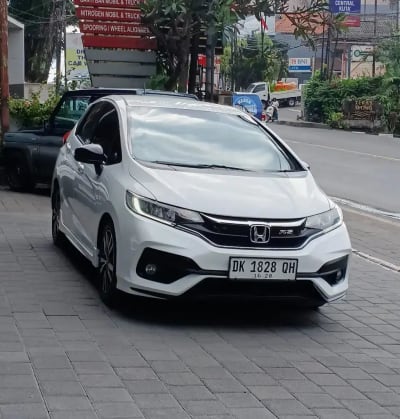 HONDA JAZZ RS AT MODEL BARU LOW KM SIAP PAKAI - Thumbnail 1