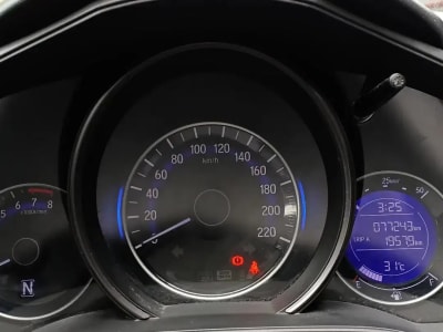 HONDA JAZZ RS AT MODEL BARU LOW KM SIAP PAKAI - Thumbnail 9