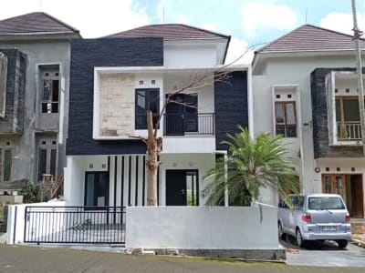 Rumah 2 lantai Sudah Renovasi di Perumahan Exclusive One Gate  Griya Loka Tabanan - Thumbnail 1