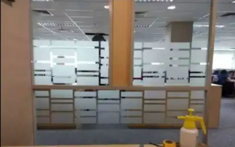 Pasang stiker sanblas kaca film ruangan terlihat rapih - Other in Bali