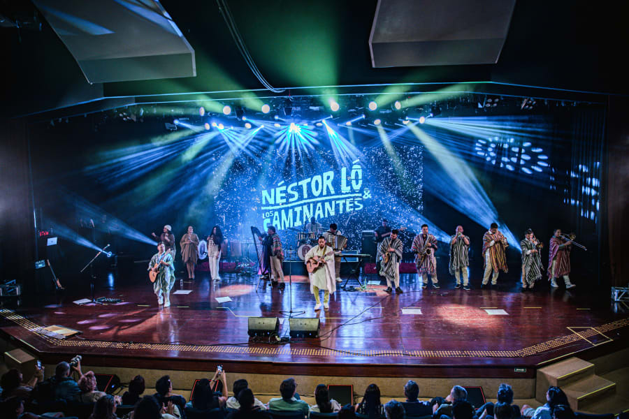 Nestor Ló y Los Caminantes