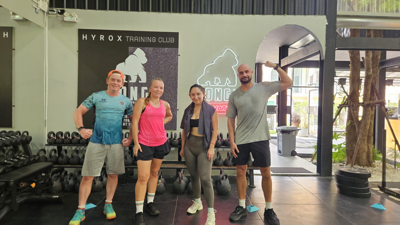 Группа из чата улицы после тренировки в зале KONG у стены HYROX Training Club на Пхукете