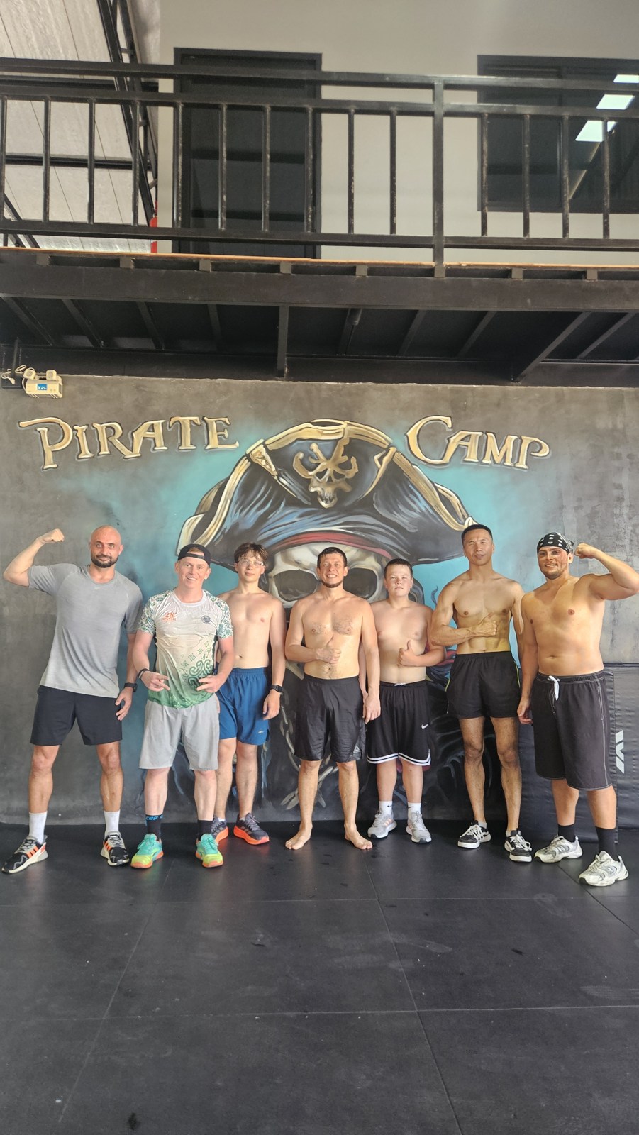 Компания из чата улицы у мурала Pirate Camp после класса на Пхукете