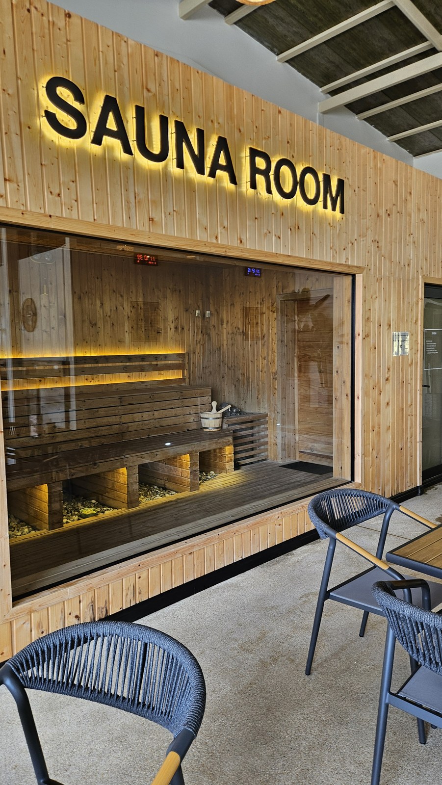Вход в парную Regen Spa на Пхукете с подсвеченной вывеской Sauna Room