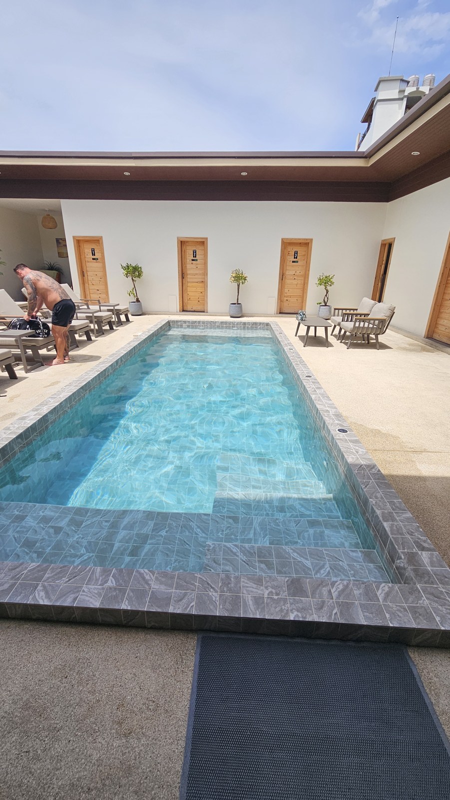 Солёный бассейн Regen Spa на спортивной улице Пхукета, вдоль бортика массажные кабинеты