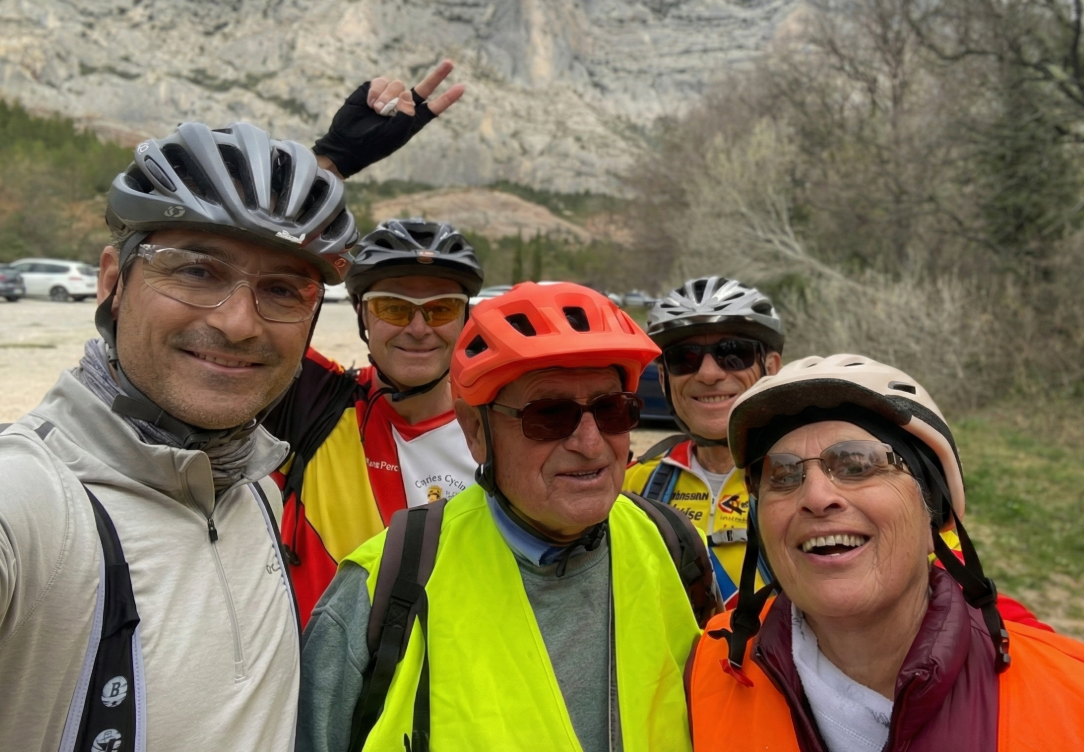 Adhérents d'Aix en Vue en sortie tandem