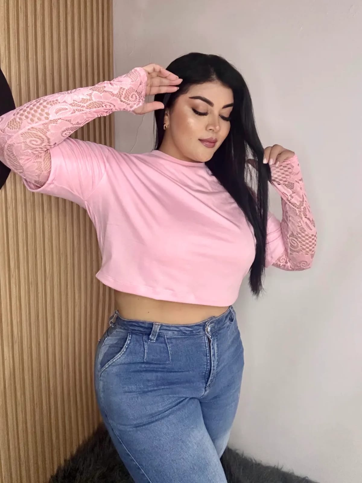 Crop Top Manga Larga con Encaje – Moda Inclusiva | Vicsy — vista principal