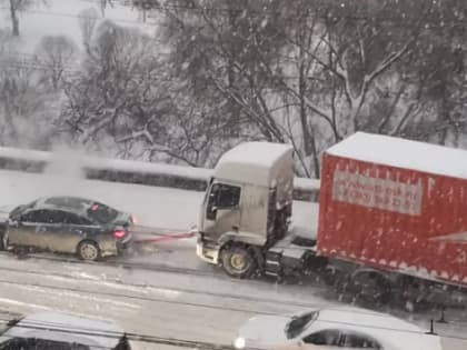 Новосибирские автомобилисты пытались вытянуть застрявшие из-за наледи фуры