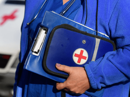 45-летний мужчина из Новосибирска умер с шампанским на перроне вокзала в Кузбассе