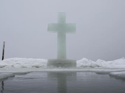 Почти 800 человек нырнули в две крещенские проруби в Новосибирске