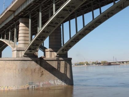 Водитель автобуса спас повисшую с моста девушку в Новосибирске