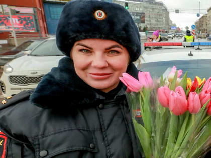 Сотрудники ГИБДД раздали тюльпаны женщинам-водителям в Новосибирске