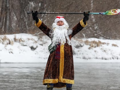 Деды Морозы со Снегурочками проплыли пять километров на сапах по Оби