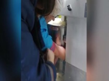 В Новосибирске женщина чуть не осталась без руки из-за тестомесильной машины