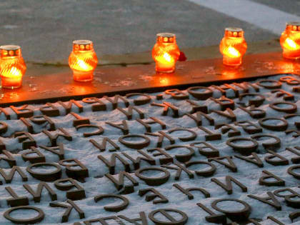 Свечи зажгли на Монументе Славы в память о Сталинградской битве