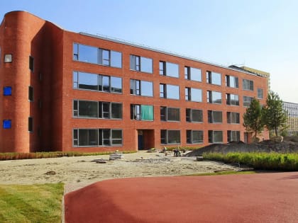 Школу с атриумом в микрорайоне «Европейский берег» достроили