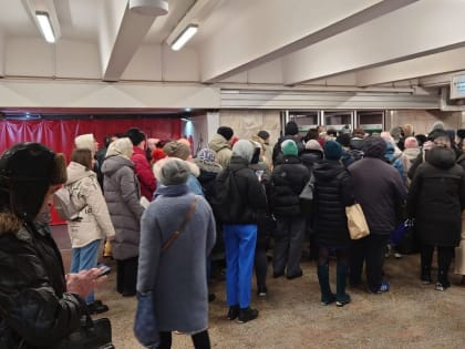Пробка из людей собралась в метро Новосибирска