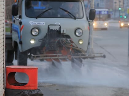 На улице Орджоникидзе убрали ветки и отмыли тротуары