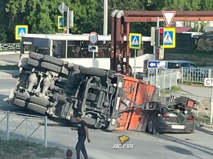 Автокран смял легковушку рядом со спорткомплексом Маяковским в Искитиме