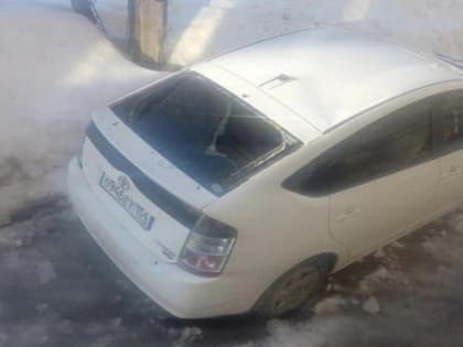 Глыба льда разбила автомобиль в Новосибирске