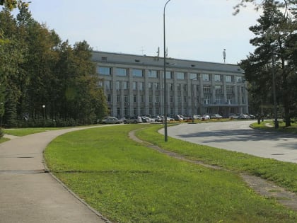 Транспарант с фразой Ломоносова в Академгородке не мешает новосибирцам